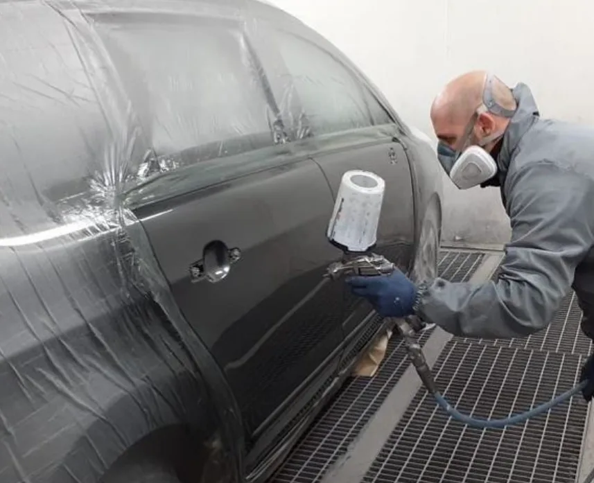 Equipo técnico en taller durante una reparación