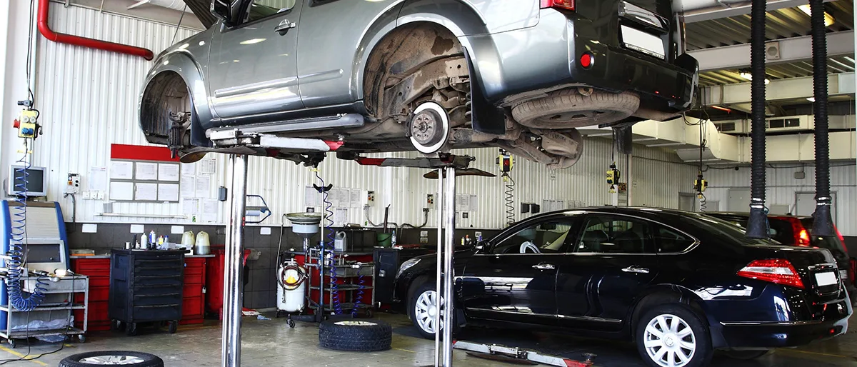 Mecánico revisando una rueda en el elevador